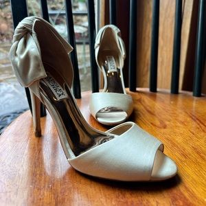 Badgley Mischka Women's Eugenie Pump, Ivory Satin Size 5.5